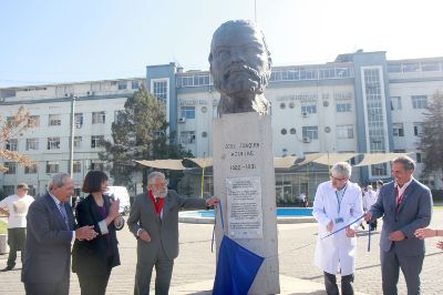La placa fue elaborada por el Instituto de Conmemoración Histórica, que ha instalado más de 500 de ellas en diferentes partes de Chile y el mundo.