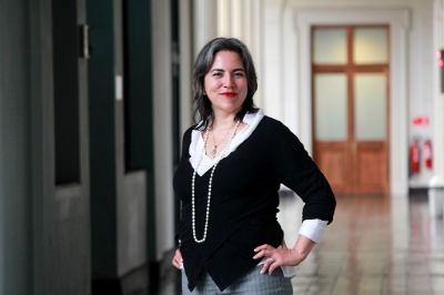 Soledad Chavéz en casa central posando