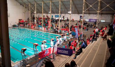 La Piscina Escolar de la Universidad de Chile tuvo recorridos patrimoniales, una muestra fotográfica y la «Competencia Día del Patrimonio Gana Santiago”, que reunió a cerca de 300 nadadores y nadadoras de todas las edades.