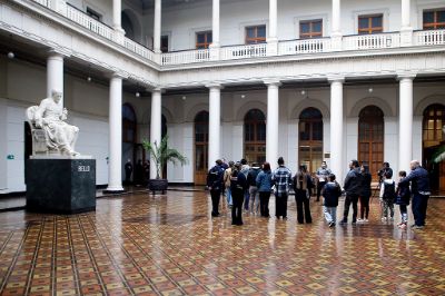 Muchos venezolanos llegaron hasta la Casa Central a conocer la historia de Andrés Bello en la Universidad de Chile.