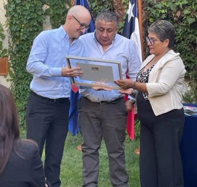 El jefe de la carrera, prof. Federico Rojas entrega el diploma que oficializa el reconocimiento a la excelencia académica, el cual llevará el nombre de Consuelo.