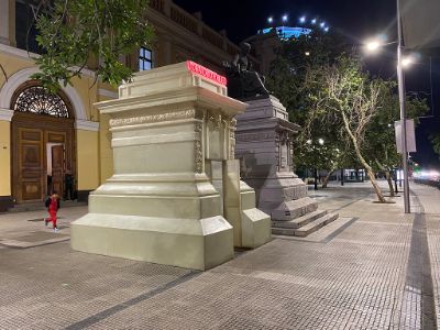 La obra, que se exhibe desde el 23 de octubre, es una réplica a escala 1:1 del pedestal del monumento al fundador y primer Rector de la U. de Chile