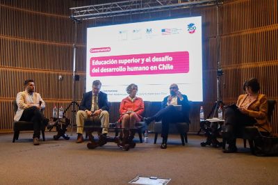 El Seminario Internacional de Educación Superior “Modernización y desarrollo humano para Chile” fue organizado por el Ministerio de Educación, la Subsecretaría de Educación Superior y las embajadas de Reino Unido y Estados Unidos en Chile.