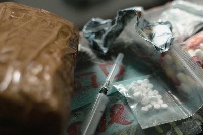 El fentanilo es un potente opioide sintético utilizado como analgésico. Tiene una potencia superior a la morfina y a la heroína.