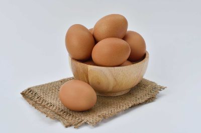 “Los huevos son una fuente de proteínas de alta calidad, ya que contienen todos los aminoácidos esenciales para nuestro organismo. Además, los huevos son ricos en vitaminas y minerales importantes, incluyendo vitamina B12, vitamina D, vitamina A, vitamina E, hierro, zinc, selenio y colina", detalla la académica Lissette Duarte.