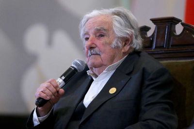 En el marco de la conmemoración de los 50 años del golpe de Estado en la Universidad de Chile, el ex mandatario de Uruguay sostuvo un encuentro con la comunidad universitaria.