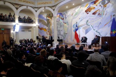Estudiantes de la Universidad de Chile y del Instituto Nacional formaron parte del conversatorio en el Salón de Honor de la Casa Central. 