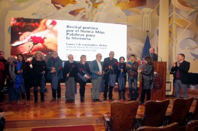 Las y los poetas recibieron un simbólico clavel rojo en agradecimiento a su participación en este histórico encuentro.