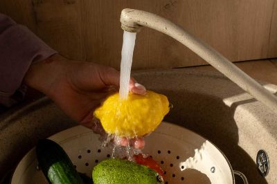 Los vegetales y hortalizas deben ser lavados y desinfectados y para esto, se puede usar una solución de agua con cloro. 