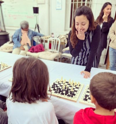 La ajedrecista se dedica a dar charlas y talleres por todo el país a niñas y niños