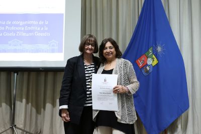 La Dra. Gisela Zillmann Geerdts recibió la distinción de Profesora Emérito de la Universidad de Chile, de manos de la Rectora Prof. Rosa Devés Alessandri.