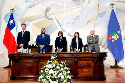 En el Salón de Honor se realizó la Ceremonia de Inauguración del Año Académico 2024 de la Universidad de Chile que recibió como invitados al Premio Nacional de Humanidades y Ciencias Sociales 2009, Agustín Squella, y al Ministro de Educación, Nicolás Cataldo. 