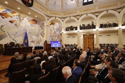 En la ceremonia estuvieron presentes autoridades universitarias y nacionales, senadoras y senadores de la U. de Chile, familiares, amigos, amigas y cercanos de los homenajeados.