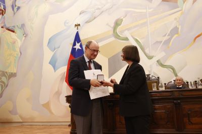 El profesor Barros agradeció "esta honrosa medalla a las alumnas y alumnos que me han acompañado a lo largo de mi vida académica en la Universidad de Chile".