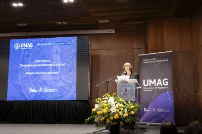 La Rectora Devés comenzó su charla, titulada “Educando para la democracia y la paz”, señalando las coincidencias en las misiones de las universidades de Chile y de Magallanes.