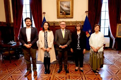 En la Casa de Bello, el embajador fue recibido por la Rectora Rosa Devés y las profesoras Alicia Salomone y Dorotea López.