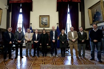 Los representantes europeos fueron recibidos por la Rectora Devés; el decano Francisco Martínez; el director del CMM, Héctor Ramírez; el director de CopernicusLAC Chile, Florencio Utreras; y el director científico de Centro, Jaime Ortega. 