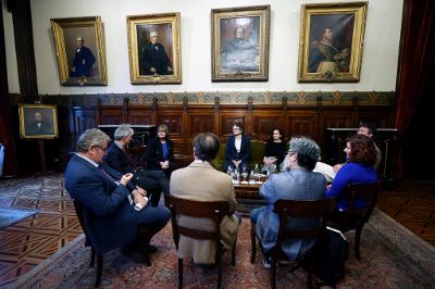 “Ha sido muy potente el hecho de que el embajador haya señalado que uno de los ejes relevantes de su gestión será el área de ciencia, investigación y todo el vínculo con la universidad, que tiene que ver con todo el trabajo científico e intelectual, porque eso también da cuenta de una intención de trabajo y de colaboración que refuerza lo que ha venido realizando por mucho tiempo la Universidad", dijo el profesor Aliste, quien se convertirá en el nuevo director del Institut d’études du développement de la Sorbonne de la Universidad de París 1.