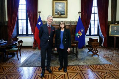 En una de sus primeras actividades en el país, el nuevo embajador de Francia en Chile, Cyrille Rogeau, visitó la Casa Central de la Universidad de Chile, donde se reunió con la Rectora Rosa Devés.