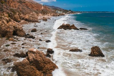 Factores como el incremento de la frecuencia de las marejadas en Chile producto del cambio climático, el aumento del nivel del mar a causa del derretimiento de hielos, y la frecuencia e intensidad de tormentas impactan en las playas, causando su erosión. 