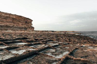 También los procesos de urbanización, construcciones inmobiliarias, obras de extracción de arena y grava, y la contaminación humana en las costas provoca una afectación en la capacidad de abastecer de sedimentos las playas de forma natural.