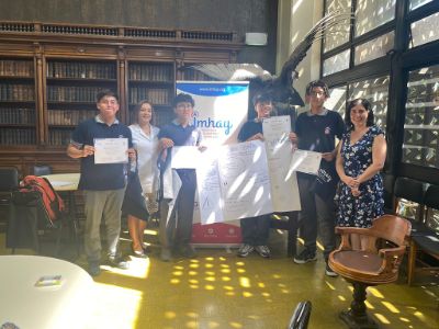 Estudiantes del Instituto Nacional junto a su directora y a la profesor Vania Martínez en una de las instancias formativas.