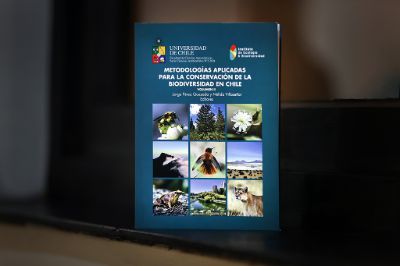 El texto de los académicos de la Universidad de Chile Jorge Pérez Quezada y Nélida Villaseñor, contempla 14 capítulos que se enfocan en tres grandes temáticas: políticas para la conservación de la biodiversidad, metodologías de estudio para mejorar su conservación, y metodologías de manejo aplicadas a diversos ecosistemas.