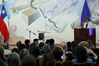 La ceremonia se realizó en el Salón de Honor y participaron la Rectora Rosa Devés, el ministro de Justicia y Derechos Humanos, Jaime Gajardo, y la subsecretaria de Derechos Humanos, Daniela Quintanilla