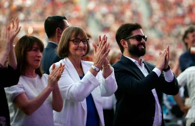 La prorrectora Alejandra Mizala, junto a la Rectora Devés y el Presidente de la República, Gabriel Boric. 