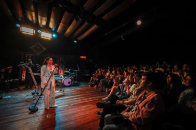 Javiera Mena tuvo su reencuentro con la Sala Master en un concierto íntimo en noviembre, tras haberse presentado hace prácticamente 20 años en los inicios de su carrera en el escenario de la Radio U. de Chile.