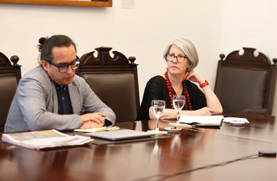 En la reunión participaron además la vicerrectora de Extensión y Comunicaciones, Pilar Barba, y el director del Museo de Arte Contemporáneo, Daniel Cruz. 
