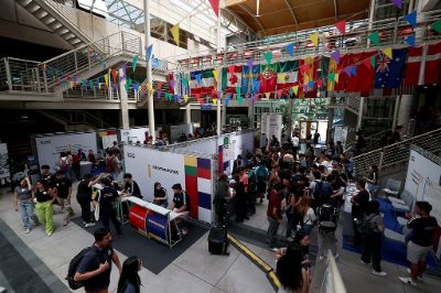 La Universidad de Chile realizó la Semana de las y Los Postulantes donde miles de futuros estudiantes salieron de sus dudas sobre postulaciones y vida universitaria.