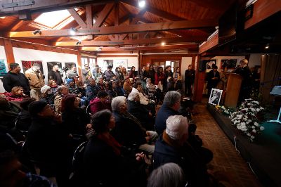 La comunidad universitaria y el mundo cultural se reunió en Isla Negra para conmemorar los 120 años del natalicio de Pablo Neruda. 