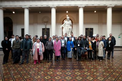 La visita contempló un recorrido por la Rectoría, Sala Amanda Labarca, el Patio Andrés Bello y el Salón de Honor de la Universidad de Chile.