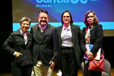 La ex alcaldesa de Bogotá y la primera mujer en ocupar el cargo, Claudia López relevó “la oportunidad de compartir experiencias”, considerando que “las soluciones son locales, pero el aprendizaje es global”. Fotografía: Gobierno de Santiago. 