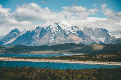 En Chile la descentralización territorial recae en los gobiernos regionales y las municipalidades, sin embargo, nuestro país caracterizado por su centralismo continúa enfrentando grandes desafíos para avanzar en el desarrollo integral de los territorios. 