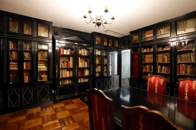 La mayor parte de la colección está resguardada en la Sala Neruda, diseñada por el propio poeta junto al arquitecto Fernando de la Cruz.