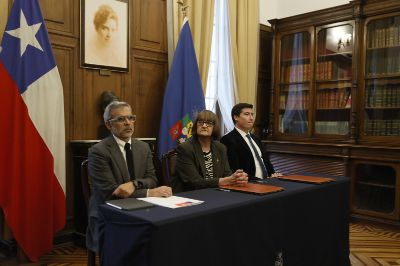 El acto, realizado en la Sala Amanda Labarca de la Casa de Bello, estuvo encabezado por la Rectora de la Universidad de Chile, Rosa Devés, y el ministro de Justicia y Derechos Humanos, Luis Cordero.