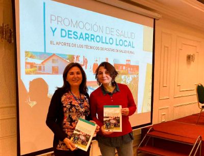 Judith Salinas, del Instituto de Nutrición y Tecnología de los Alimentos, y Lorena Coronado, de la Facultad de Medicina de la Universidad de Chile, presentaron un libro Promoción de salud y desarrollo local