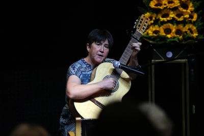 El acto también contó con un número musical a cargo de Mauricia Saavedra, cantora campesina y poeta popular de la Región del Maule.