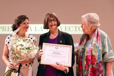 Tras la entrega del premio, la ministra Etcheverry hizo hincapié en la importancia del reconocimiento para relevar el papel de las mujeres en la ciencia, como es el caso de la Rectora Devés. 