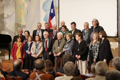 La Universidad de Chile reconoció la trayectoria de cientos de trabajadores, académicos y no académicos, pertenecientes a distintas unidades de la institución en dos jornadas de ceremonia en el Salón de Honor de la Casa Central.