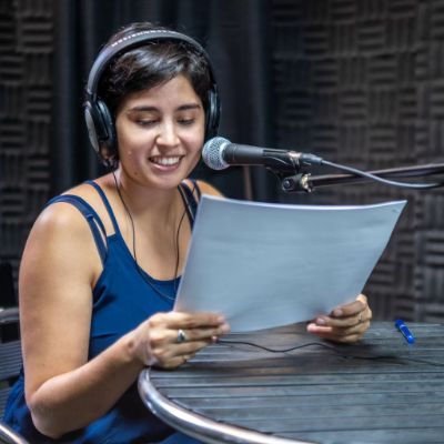 María Constanza Flores por otro lado participó en un podcast de Ñuñoa tu Radio llamado “Ondas en Choque” en el que la divulgadora además de conversar sobre sismos, tocaba temas como el cambio climático, los volcanes, meteoritos, aluviones, entre otros.