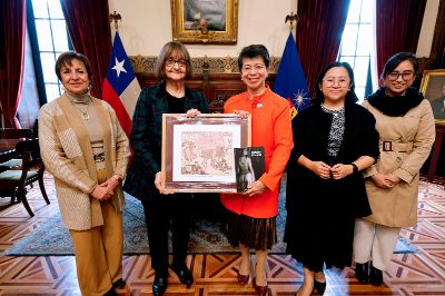 “Fue un honor recibir a la Señora Embajadora de Filipinas, Celeste Vinzon-Balatbat para, en conjunto, visualizar y definir espacios de colaboración", señaló por su parte la Rectora de la Casa de Bello, Rosa Devés.