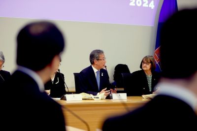  El vínculo formal entre la institución japonesa y la Universidad de Chile se inició en 2003, tras la firma de un convenio marco para propiciar la cooperación e intercambio académico.