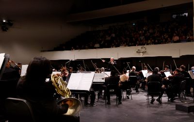 El Maestro Rodolfo Saglimbeni dirigió a la Orquesta Sinfónica Nacional de Chile  en este concierto de aniversarioque se desarrolló en el Teatro de la Universidad de Chile. 