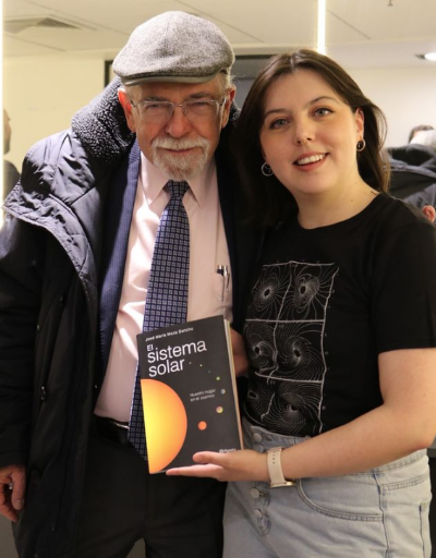 Francisca junto al profesor José Maza en el lanzamiento del libro Sistema Solar