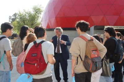 La estudiante de Astronomía de la Universidad de Chile, Catalina Campos, manifestó que la experiencia “nos muestra de manera bien didáctica, que una casi puede sentir cómo es el universo. Creo que es una muy buena iniciativa para que más personas se interesen en la astronomía".