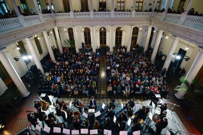 Más de 500 personas llegaron hasta la Casa Central de la U. de Chile para disfrutar de “Santa María de Iquique. Cantata Popular”.