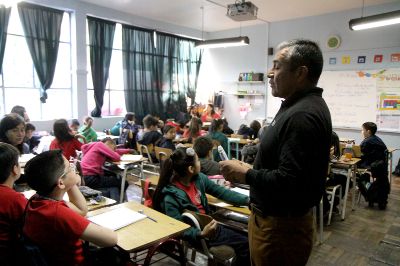 El estudio publicado en 2023 se titula “Sobrecarga laboral en profesoras chilenas: el rol moderador del control y el soporte social”, y consideró una muestra de 4.813 profesoras chilenas.